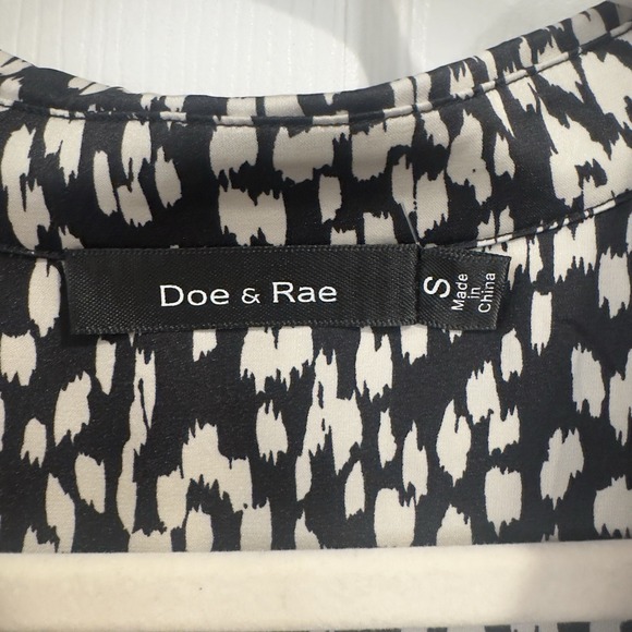Doe & Rae Black & White Printed Button-Down Career Blouse | Women's S | NWOT - Picture 5 of 9